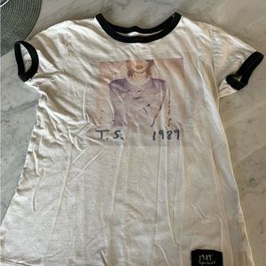 Taylor swift 1989 world tour shirt